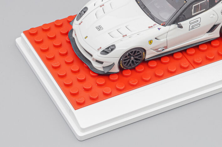 Белый подиум с покрытием LEGO разных цветов — изображение 7