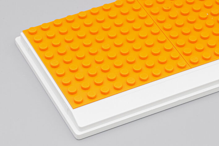 Белый подиум с покрытием LEGO разных цветов — изображение 16