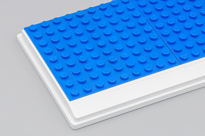 Белый подиум с покрытием LEGO разных цветов — изображение 4