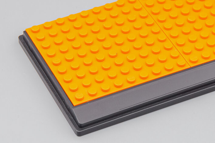 Черный подиум с покрытием LEGO разных цветов — изображение 12
