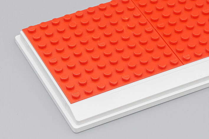 Белый подиум с покрытием LEGO разных цветов — изображение 8