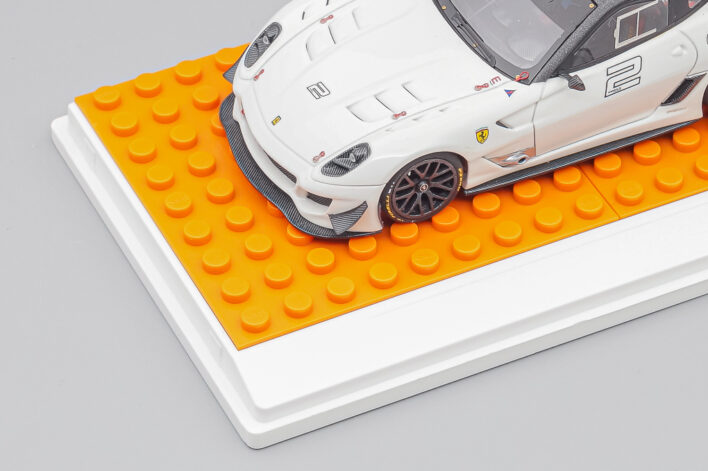 Белый подиум с покрытием LEGO разных цветов — изображение 15