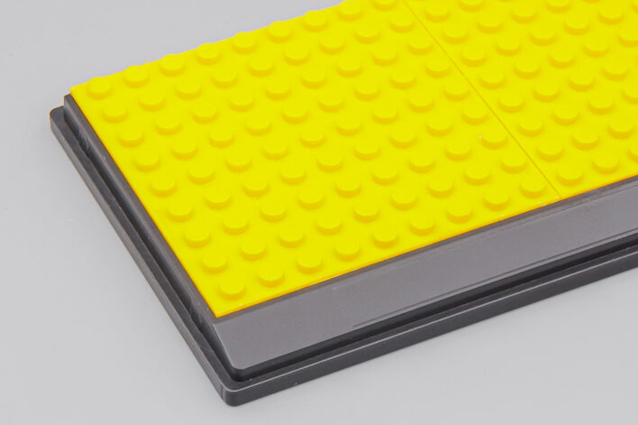 Черный подиум с покрытием LEGO разных цветов — изображение 4