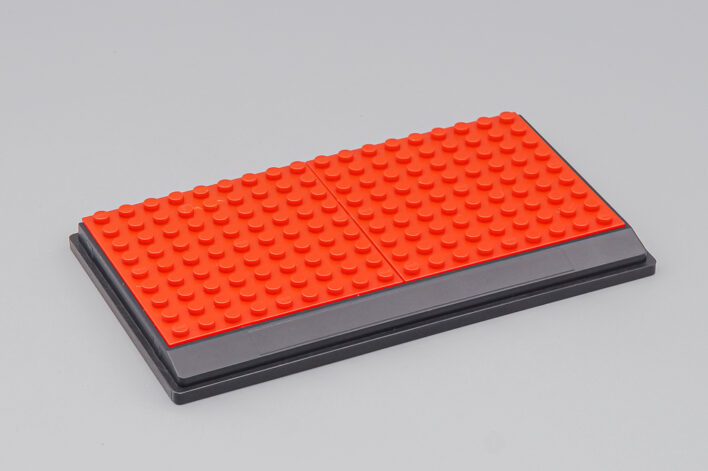 Черный подиум с покрытием LEGO разных цветов — изображение 6