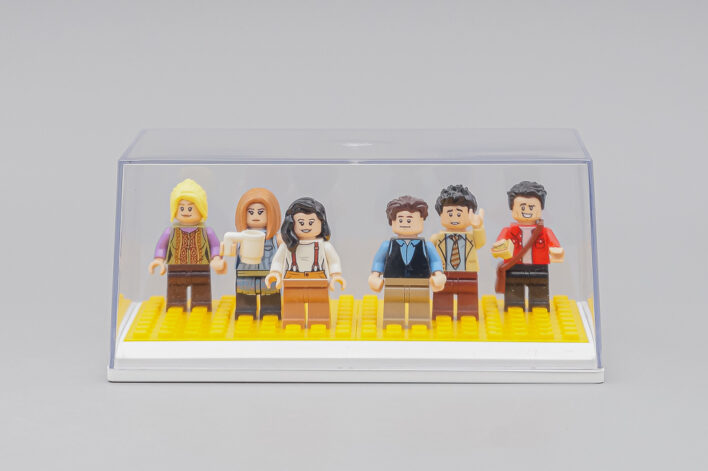 Белый подиум с покрытием LEGO разных цветов — изображение 9