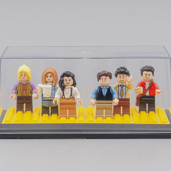 Черный подиум с покрытием LEGO разных цветов