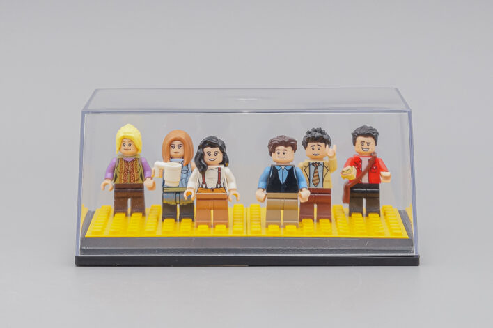 Черный подиум с покрытием LEGO разных цветов