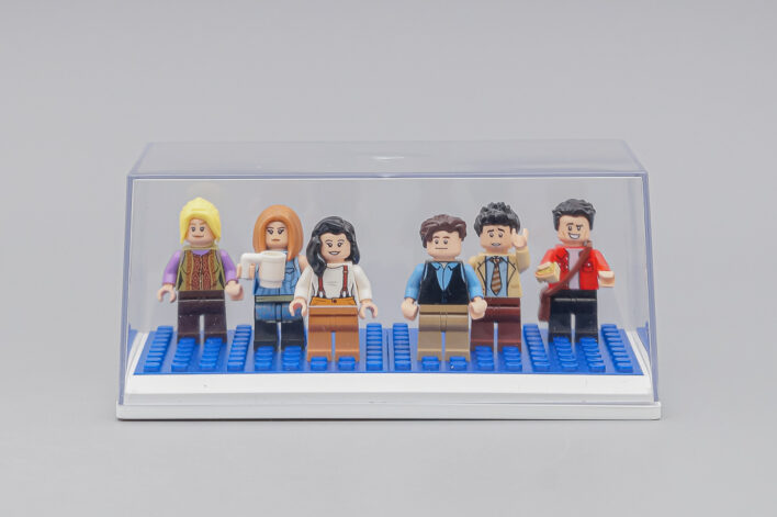 Белый подиум с покрытием LEGO разных цветов