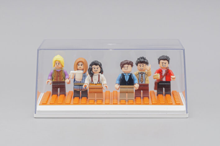 Белый подиум с покрытием LEGO разных цветов — изображение 13
