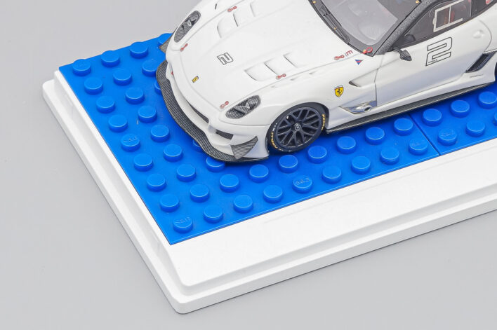 Белый подиум с покрытием LEGO разных цветов — изображение 3