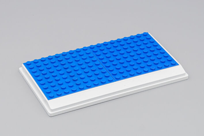 Белый подиум с покрытием LEGO разных цветов — изображение 2