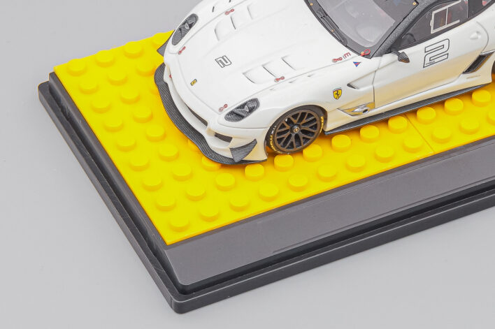 Черный подиум с покрытием LEGO разных цветов — изображение 3
