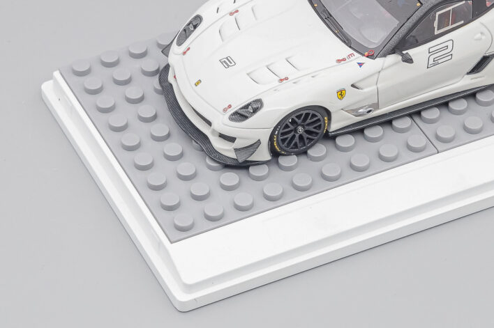 Белый подиум с покрытием LEGO разных цветов — изображение 19